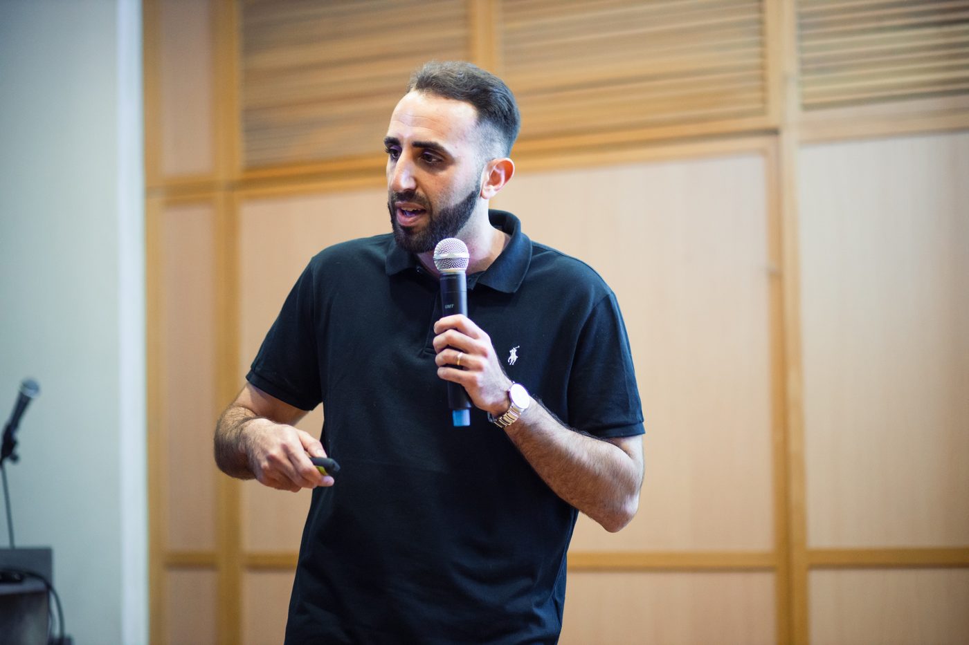 תומר פולת בזמן הרצאה